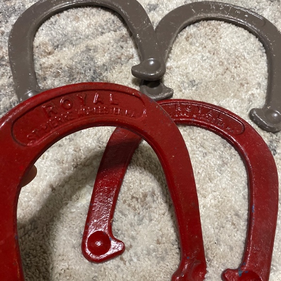 Horseshoes Royal st Pierre vintage throwing horseshoes red gray cast iron - Picture 4 of 5